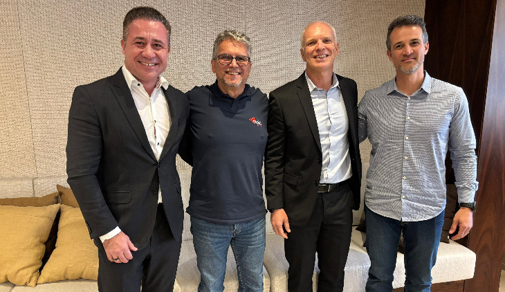Iomani Engelmann, co-CEO e fundador da Pixeon; Paulo Felipe Martins, CEO da Vela Latam; Roberto da Cruz, co-CEO da Pixeon; Lucas Machado Coelho, vice-presidente de M&A da Vela Software