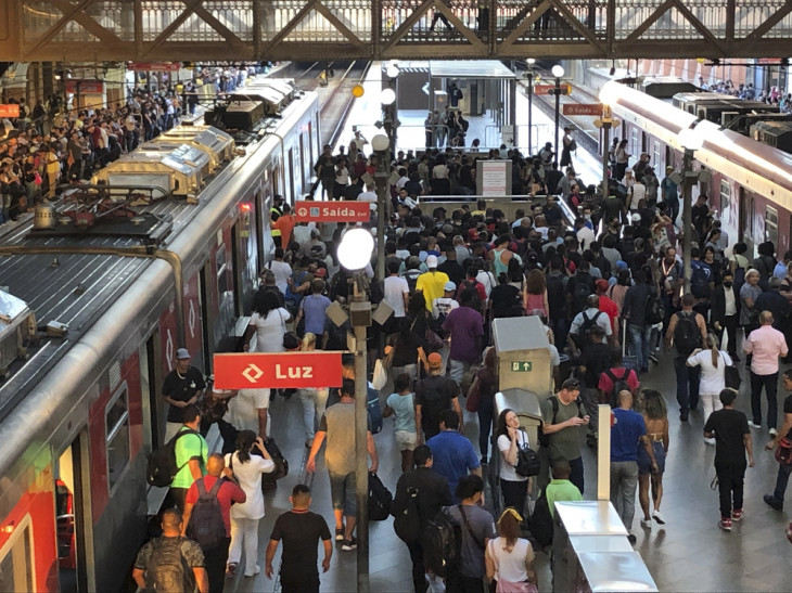 Se você está num trem lotado, não poste. Foto: Depositphotos.