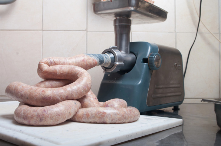 Tecnologia de ponta em encher linguiça. Foto: Depositphotos.