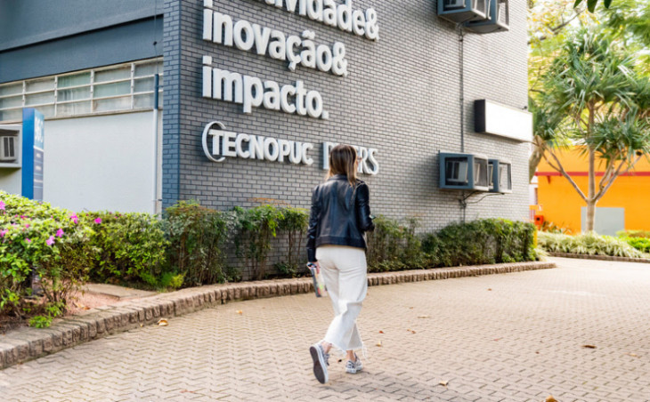 Funcionária no Tecnopuc, um dos grandes parques tecnológicos do Brasil.