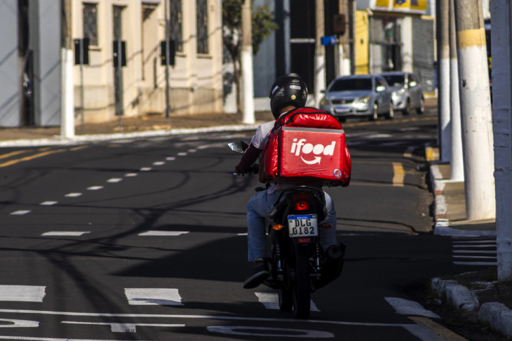 Entregador do iFood na correria. Foto: Depositphotos.