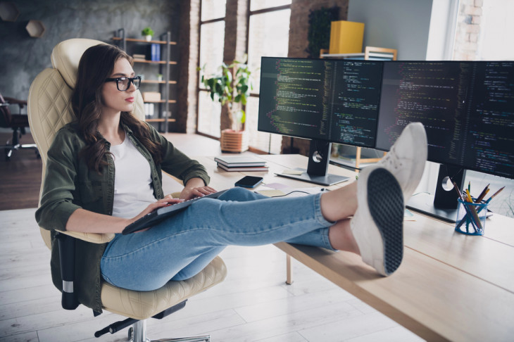 CPF brasileiro, com salário em dólares. Foto: Depositphotos.