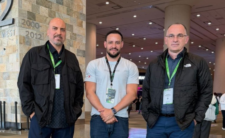 Paulo Pina, CTO da Multiagents, entre os diretores Arnaldo Zimmermann e Paulo Uriarte, da ConsciencE (Foto: Divulgação)