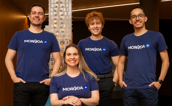 Fundadores da Morada.ai. Da esquerda para a direita: Ramon Azevedo, Poliana Longo, Luis Veloso, e Gabriel Maracaípe. Crédito: Jéssica Faria