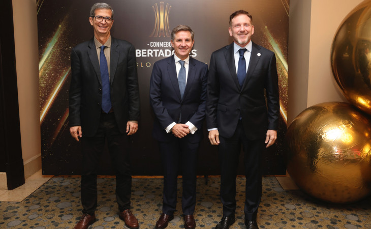 Luiz Rosas (esquerda, CFO Atos SAM), Nacho Moros (head de Major Events da Atos) e Alejandro Dominguez (presidente da CONMEBOL) - Foto: Divulgação