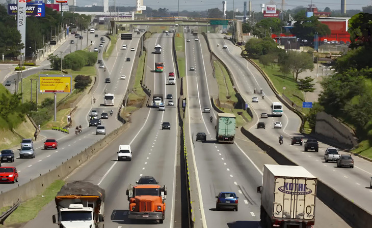 Via Dutra, altura de S&atilde;o Jos&eacute; dos Campos - Foto: Charles de Moura - PMSJC