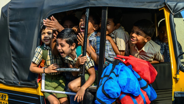 Jovens fazendo algazarra na &Iacute;ndia. Foto: Depositphotos.