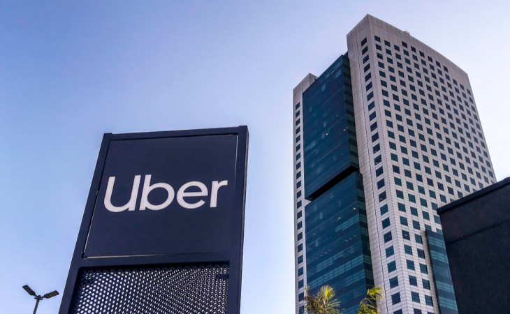 Sinal para o Uber Parking em frente a um shopping na cidade de S&atilde;o Paulo. Foto: Deposit Photos.