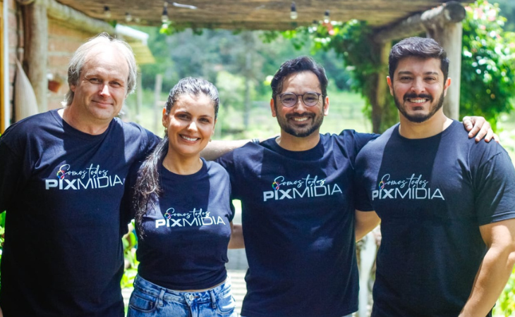 C&aacute;ssio Hoffmann, Karine Santos, Hugo Ferreira e Renan Kreling, fundadores da Pix M&iacute;dia (Foto: Gabriel Lima)