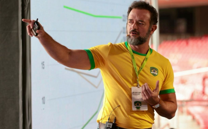 Rodrigo Bocchi aponta o rumo durante confer&ecirc;ncia de vendas da Delfia.
